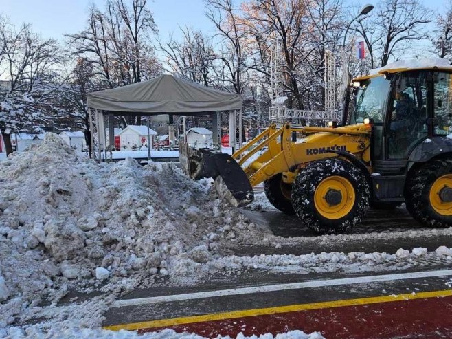 Gradske službe nisu očistile Trg Krajine za defile - imaju preča posla