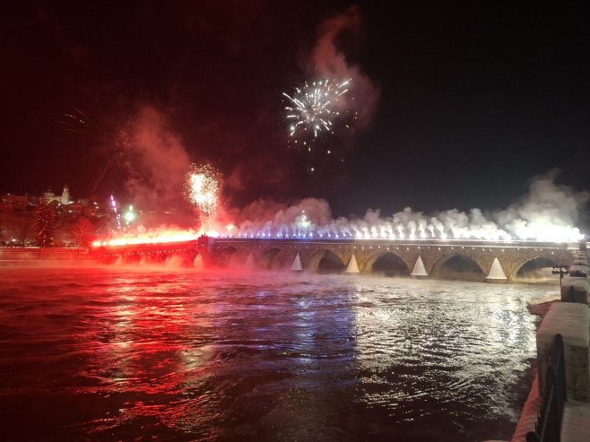 Višegrad: U čast Republike Srpske "Delije" priredile bakljadu i vatromet (VIDEO)