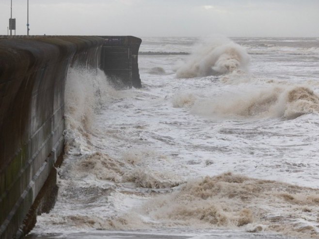 Oluja pogodila Britaniju, izdata crvena upozorenja, više desetina hiljada bez struje