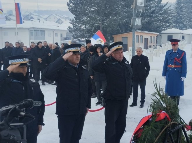 Položeni vijenci kod Centralnog krsta na Vojničkom spomen-groblju Novi Zejtinlik (FOTO)