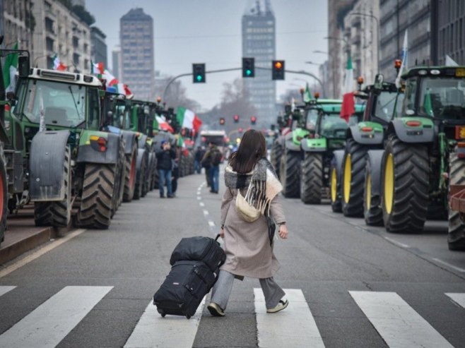 Poljoprivrednici traktorima blokirali saobraćaj u Milanu zbog sporazuma EU-Merkosur (VIDEO)
