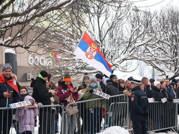 Građani na defileu - Foto: ZIPAPHOTO/Borislav Zdrinja