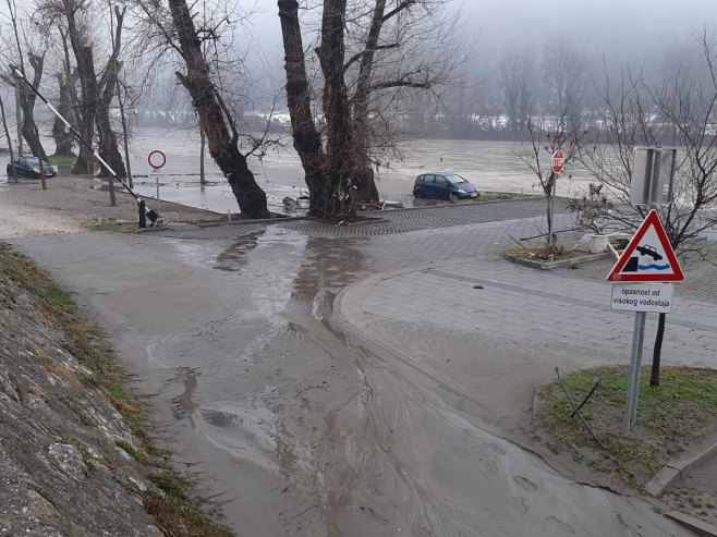 Drina u Zvorniku se povlači u svoje korito (FOTO)