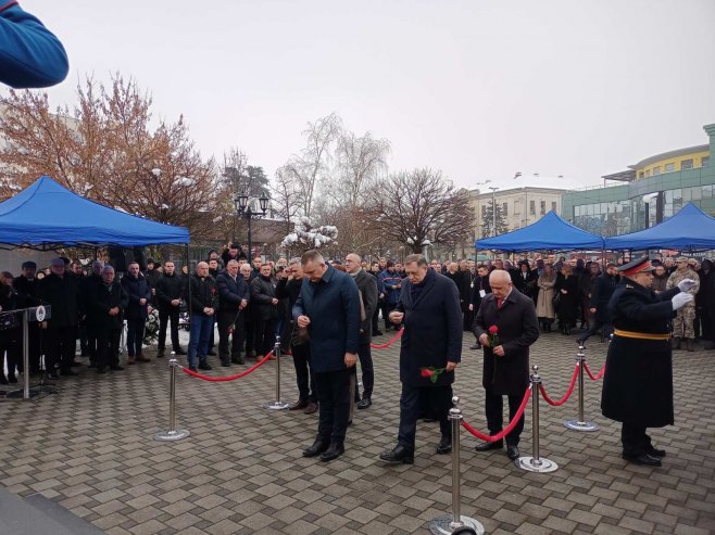 Povodom Dana Republike Srpske položeni vijenaci na spomenik srpskim braniocima Brčkog (VIDEO)
