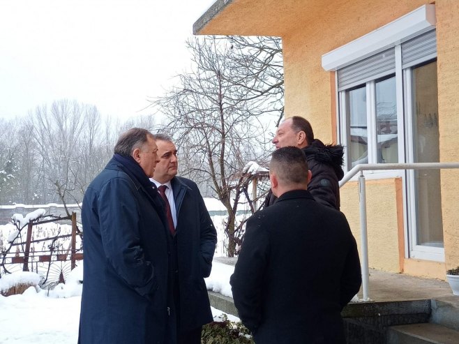 Minić i Dodik obišli porodicu Vasilić: 100.000 KM za obnovu kuće koja je izgorjela u požaru (FOTO)