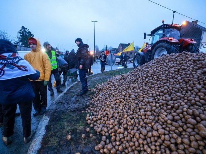 Poljoprivrednici istresli nekoliko tona krompira u centru Brisela (VIDEO)