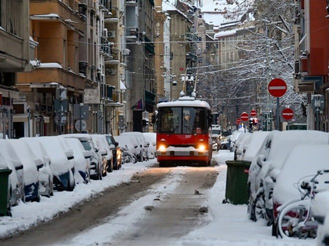 Nevrijeme širom Evrope: Otkazani letovi, vozovi, trajekti i kamioni u zastoju (VIDEO)