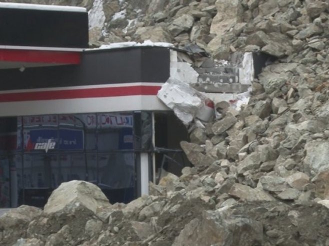 Velika količina kamenja obrušila se na benzinsku pumpu u Zvorniku