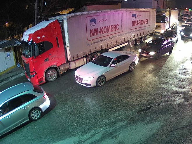 Velike gužve na graničnom prelazu Gradiška, čekanja  duža i od četiri sata (VIDEO)