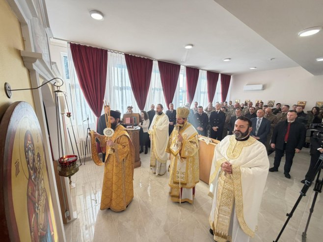 Liturgija u Crkvi Svetih novomučenika jasenovačkih u kasarni Kozara (FOTO)