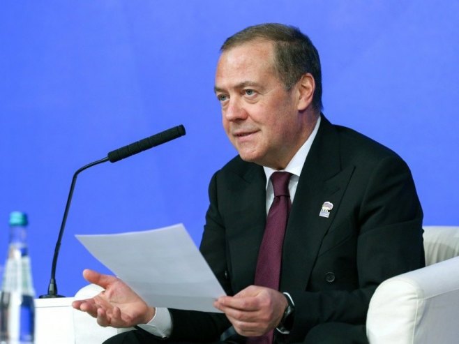 Medvedev: Stanovnici Grenlanda možda odaberu Rusiju