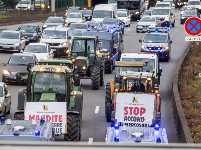 Protesti poljoprivrednika (foto: EPA/CHRISTOPHE PETIT TESSON) - 