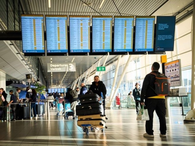 Aerodromi širom Evrope zatvoreni zbog ledenog vremena, letovi poremećeni