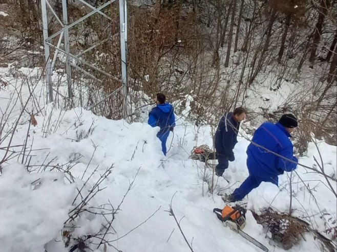 Radnici Elektro-Bijeljine saniraju danas kvar na dalekovodu "Zvornik-Zvornik" (VIDEO)