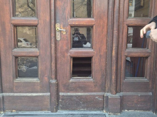 Krivična prijava zbog lomljenja prozora i stakla na vratima Patrijaršije (FOTO)