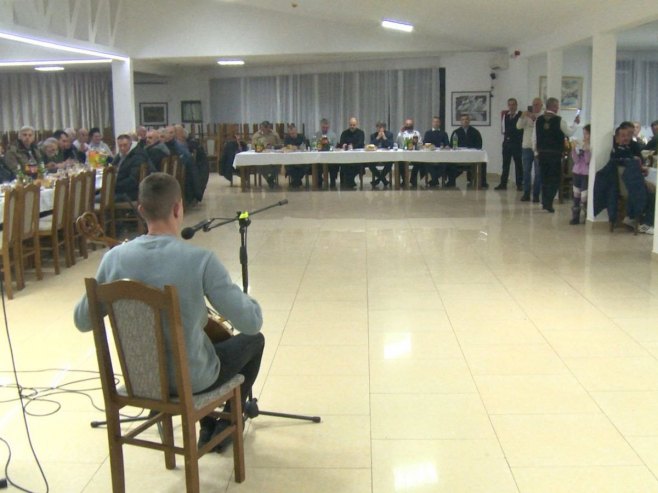"Srpsko sijelo" u Višegradu povodom pravoslavne Nove godine, sa guslarima se družio i Rod Blagojević (FOTO)