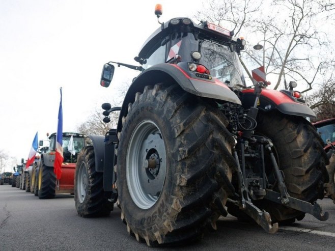Protesti u Parizu (foto: EPA/MOHAMMED BADRAu) - 