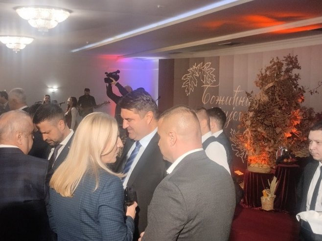 Veliki broj zvanica prisustvuje božićnom prijemu Cvijanovićeve