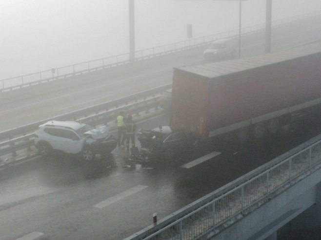 Lančani sudar na Auto-putu "Miloš Veliki"; Јedno lice preminulo, troje povrijeđeno (FOTO/VIDEO)