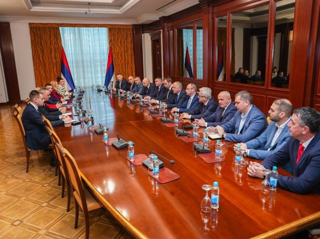 Minić sa predstavnicima političkih partija (foto: Vlada Srpske) - 