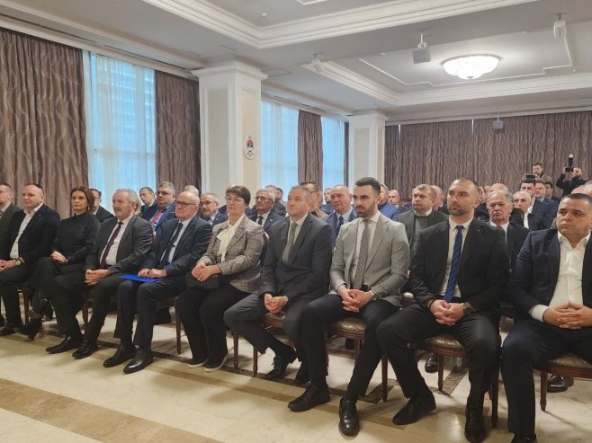 Minić nakon sastanka sa predstavnicima političkih partija, razgovara sa socijalnim partnerima (FOTO)