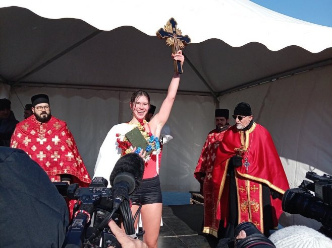 Maša Petković među 400 plivača prva doplivala do časnog krsta u Zemunu