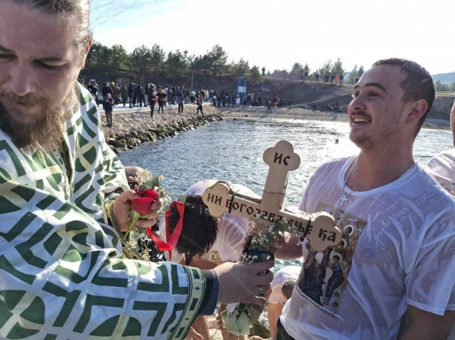 Plivanje za Časni krst u Gornjem Karinu (FOTO/VIDEO)