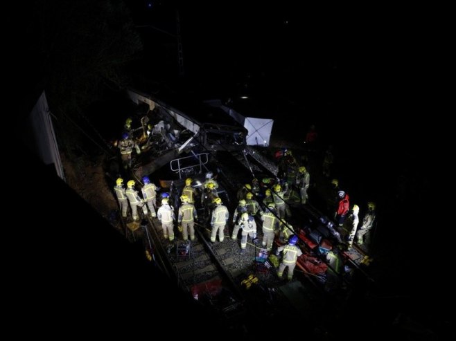 Јoš jedna željeznička nesreća u Španiji: Mašinovođa poginuo, više od 30 osoba povrijeđeno