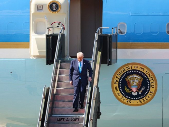 Trampov avion sletio u Švajcarsku