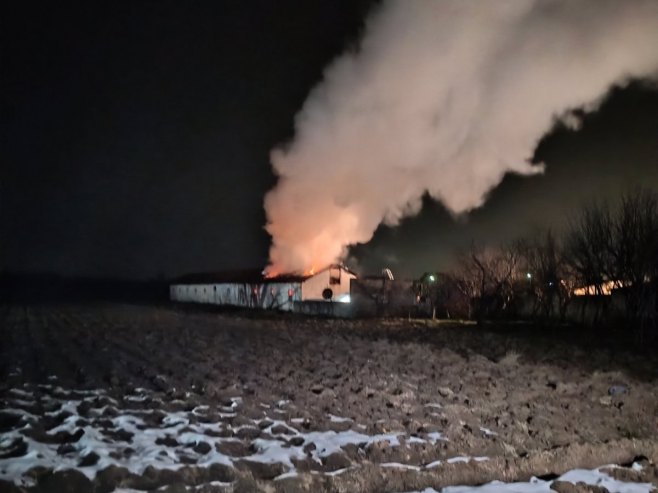 Požar na farmi kod Bijeljine - brzom intervencijom vatrogasaca i komšija spriječena veća šteta (FOTO)