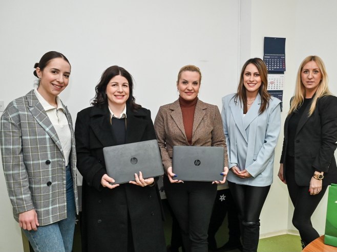 ATOS BANK uručila donaciju laptop računara Centru za socijalni rad Banjaluka