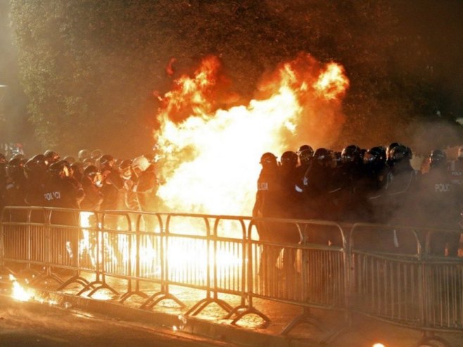 Tirana neredi (Foto: EPA/MALTON DIBRA) - 