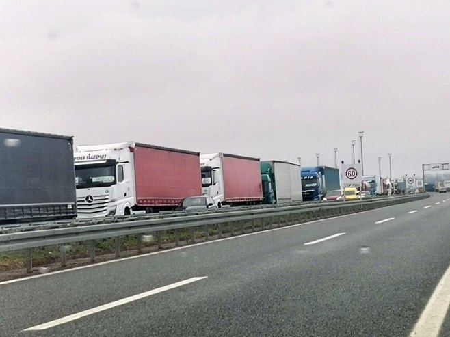 Prevoznici iz BiH i regiona blokirali teretne granične prelaze sa EU (FOTO/VIDEO)
