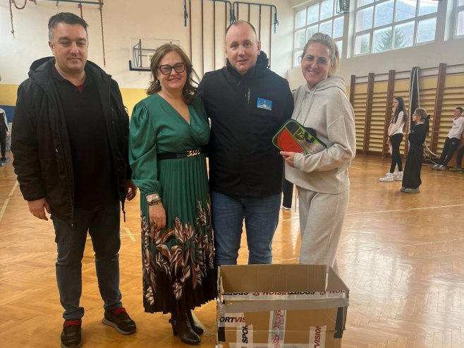 Kojić poklonio sportsku opremu za Osnovnu školu u Zvečanu