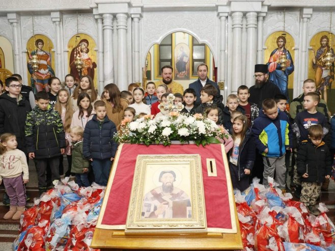 Selak podijelio paketiće djeci u Drakuliću povodom Svetog Save - Foto: Ustupljena fotografija