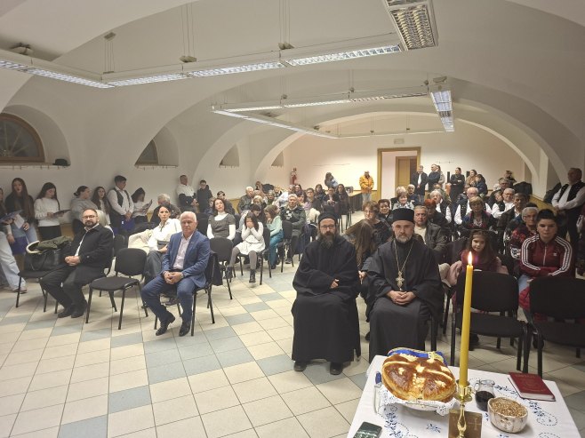 Svetosavska akademija u Pakracu; Paketići za srpsku djecu