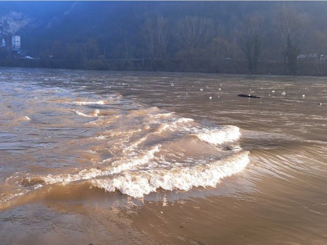 Plutajuća deponija na Drini (VIDEO)