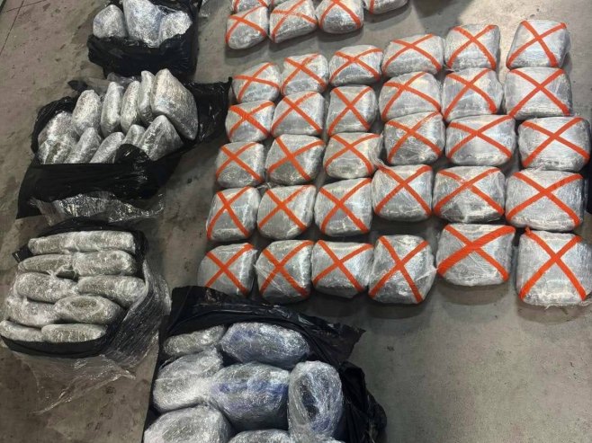 Zaplijenjeno 107 kilograma marihuane, traga se za krijumčarom