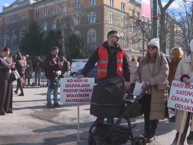 U Sarajevu protest pacijenata zatvorene klinike za vantjelesnu oplodnju (VIDEO)