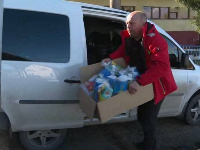 Odbornik grada Nenad Grbić, povodom Svetog Save, obišao sela na Manjači i mališanima podijelio paketiće