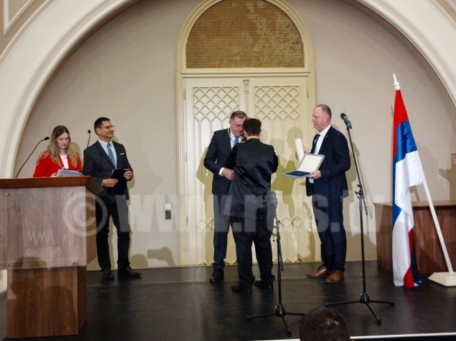 Dodiku u Budimpešti uručeno odlikovanje za pomoć i podršku srpskoj zajednici (FOTO/VIDEO)