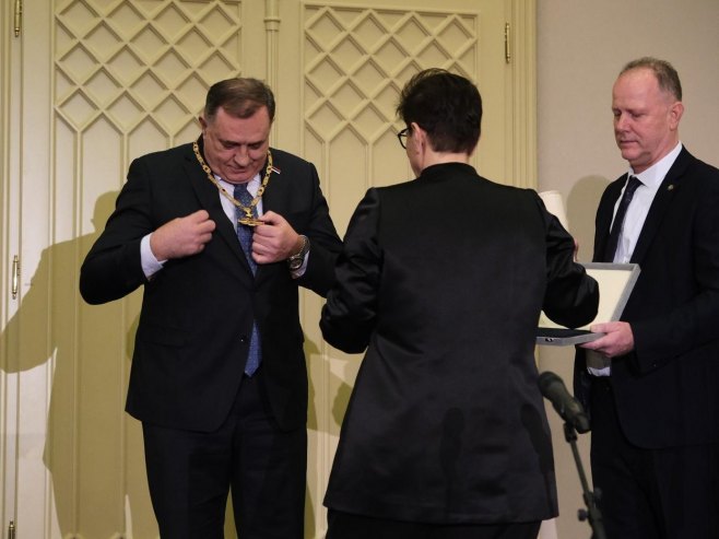 Dodiku u Budimpešti uručeno odlikovanje za pomoć i podršku srpskoj zajednici (FOTO/VIDEO)