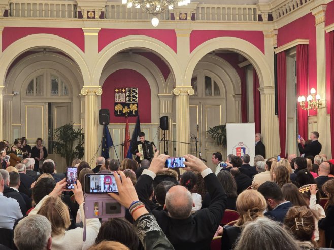 Virtuoz na harmonici Đorđe Perić nastupio na Svetosavskoj akademiji u Parizu