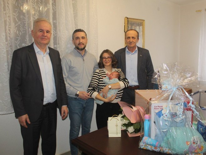 Načelnik Srpca zlatnikom darivao prvorođenu bebu u ovoj godini