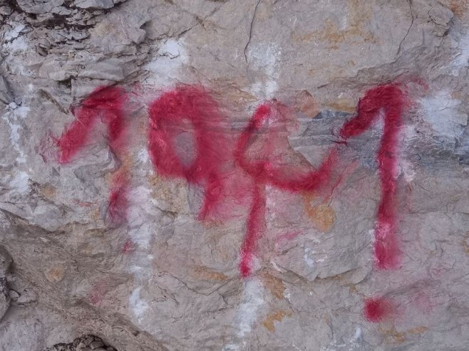 Grafiti sa ustaškim simbolima kod Zadra