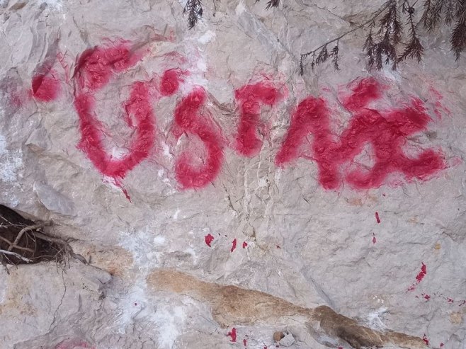 U srpskom selu Glušci kod Metkovića uvredljivi grafiti - ustaški simboli i "Srbe na vrbe" (FOTO)