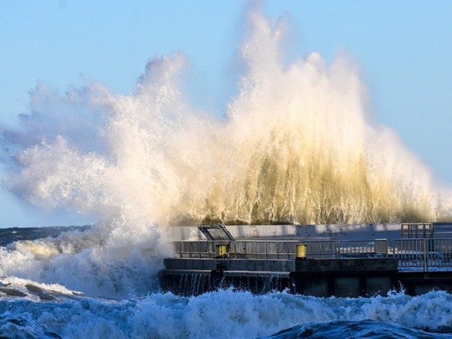 Dalmaciju pogodila jedna od najvećih plima u posljednjih desetak godina (VIDEO)