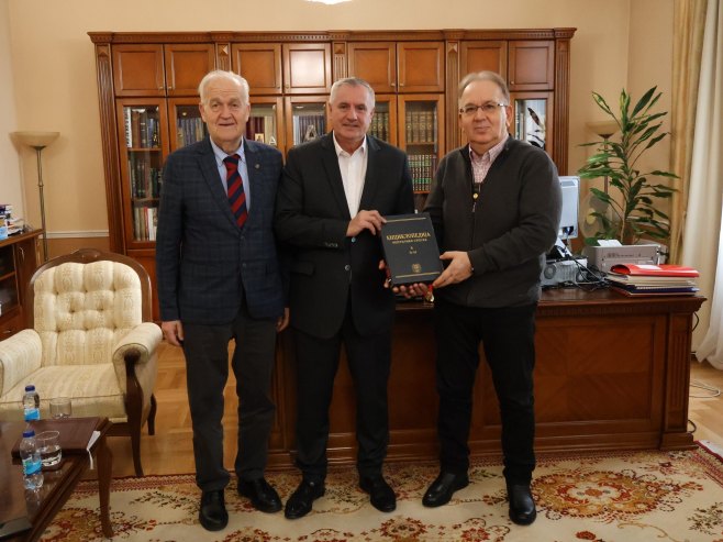 Radovanu Viškoviću danas je uručeno šest tomova Enciklopedije Republike Srpske (foto: autoputevirs.com) - 