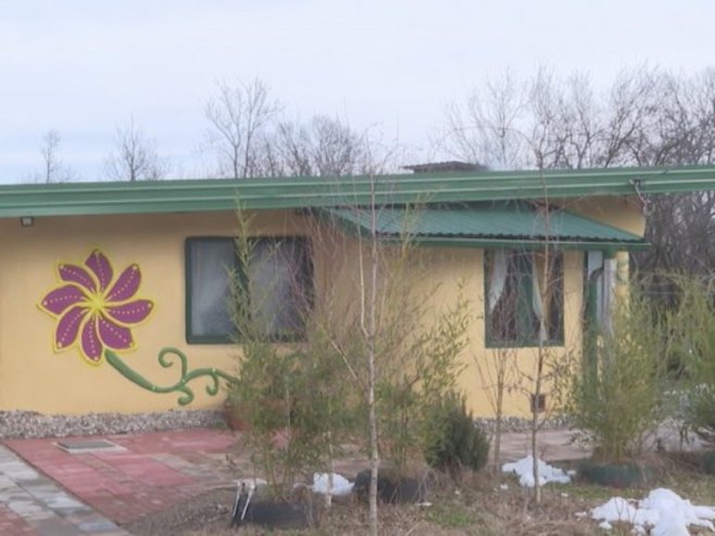 Pogledajte kako izgleda ekološka kuća od slame, blata i crnog bora (VIDEO)