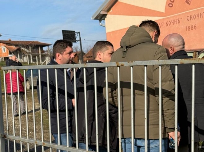 Opozicija pred biračkim mjestima: Pokušaj uticaja na volju građana Srpske? (FOTO)